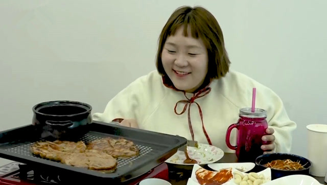 胖妹吃烤肉,直接大口塞,简直是用生命在吃