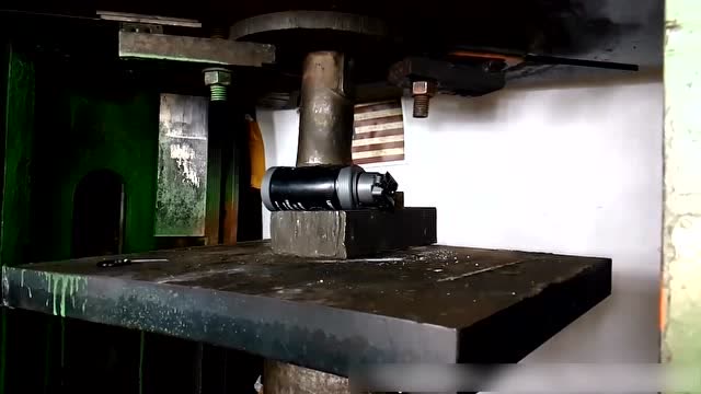 外国作死青年用液压机压手雷,一定拿好手机再看