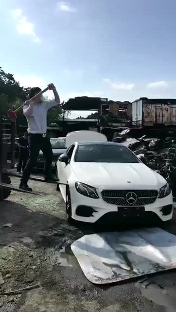 土豪砸车,只为取车上的配件.