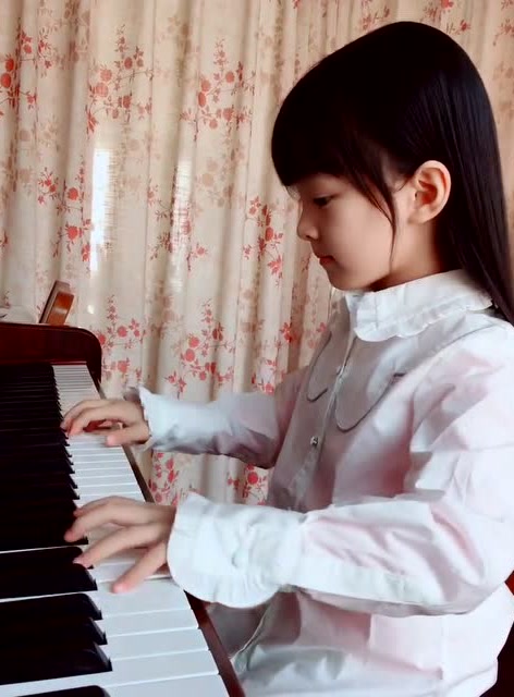小女孩钢琴弹奏《红昭愿》满满的祝福