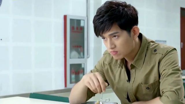 麻辣变形计:梁大魏被批评闷闷不乐 马丽怂恿关小迪送安慰