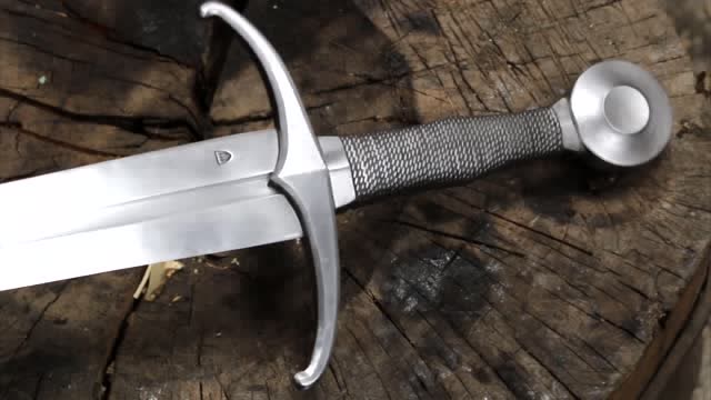 现代工艺锻造中世纪长剑制作个人感觉还是国产的好看