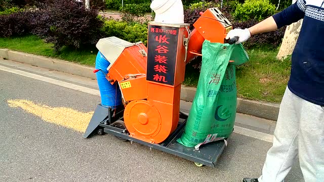 秀丰牌颗粒装袋机(收谷机)把摊晒的谷子(塑料颗粒等)快速装袋