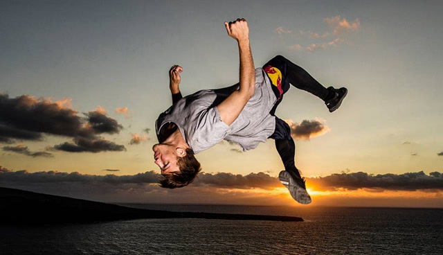 旋转跳跃我闭着眼!看跑酷牛人如何自由翻转,帅呆了!