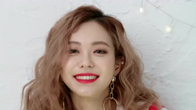 韩国女神红唇大眼妆容 清纯迷人