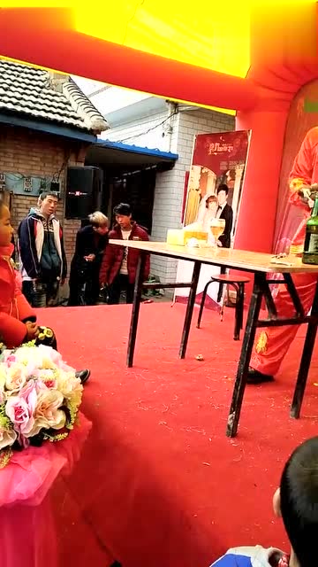 甘肃正宁民间艺人表演钢钉穿鼻孔鼻子喝洒