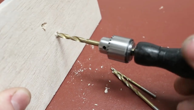 牛人自制了一个微型手钻,携带方便,好用极了