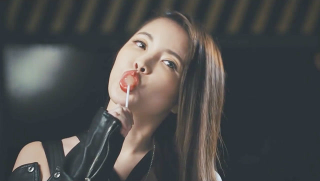 不愧是美女吃棒棒糖也这么诱人