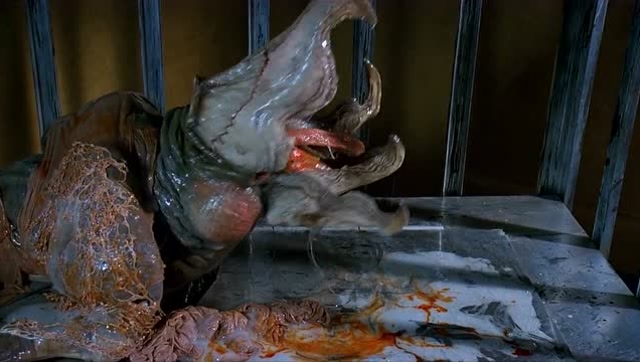 远古未知生物突然出现,繁殖能力超强,吃饱了就生一个小怪物