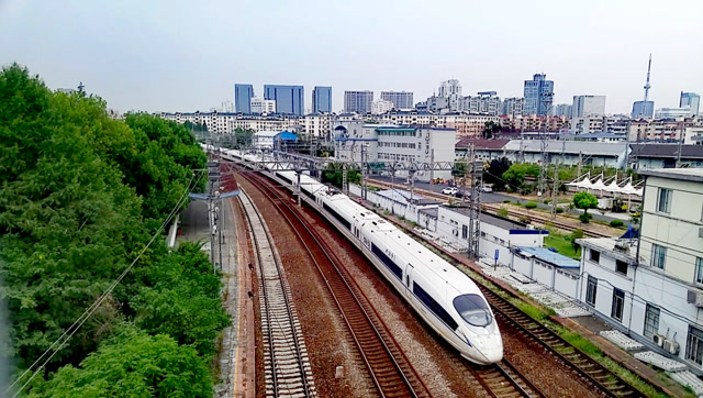 杭州百年老火车站艮山门 重联的g7312次动车组通过