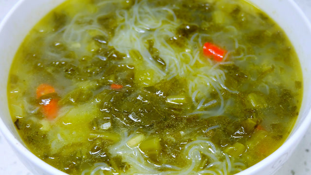 酸菜粉丝汤的家常做法,酸辣爽口,一端上桌全家人都抢着吃!