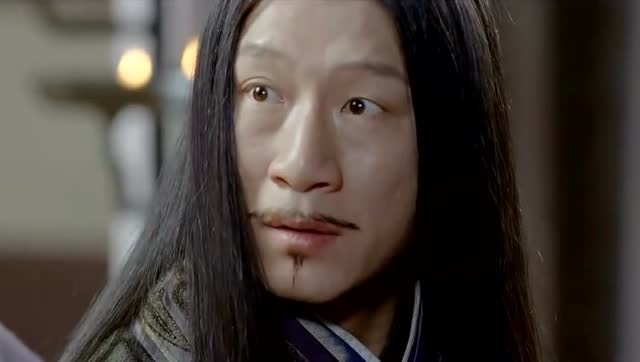 吴镇宇饰演庞涓给孙红雷饰演的孙膑梳头,最后决定施髌刑