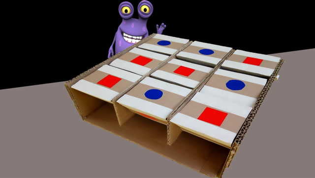 用纸板自制十字棋游戏,两个人一起玩非常有趣,看看他是怎么做的