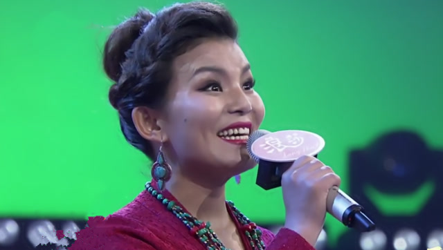 次仁央宗现场演唱《呼伦贝尔大草原》真心好听,陶醉了!