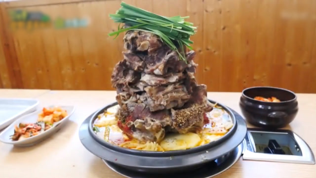 29厘米高韩式"肉山"火锅 食客:很下饭会上瘾