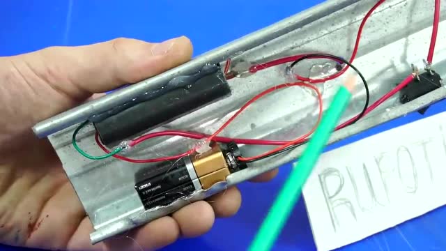 牛人自制高压电捕鼠器,老鼠一碰瞬间就懵了