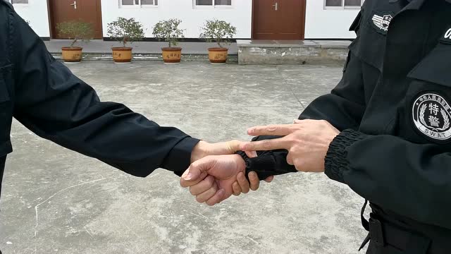 单手双手抓手腕解脱