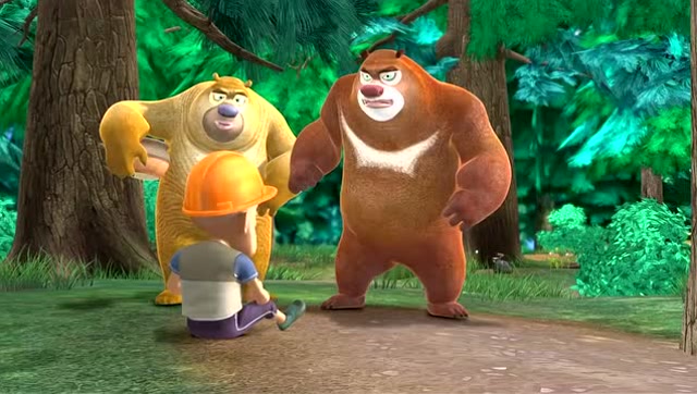 熊出没:光头强偷吃熊大熊二的水果,他们两个却浑然不知,太逗了