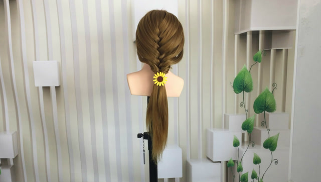 2018最新女神范十足的粗麻花辫潮流发型编发教程