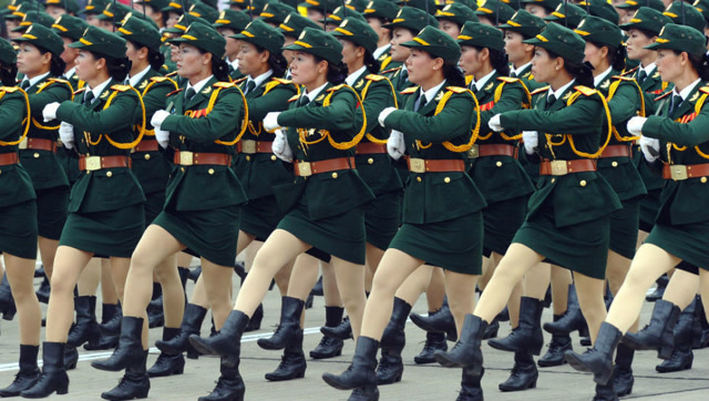 越南阅兵,女兵一出场尖叫声一片,不但腿美而且正步踢得好