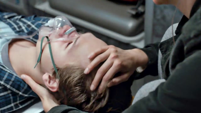 插着氧气管的肺癌女孩和骨癌男孩的悲壮之恋,死亡并不意味着终结