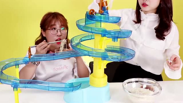 《小伶玩具》清凉夏日水上乐园滑梯凉面,挑战美食新吃法