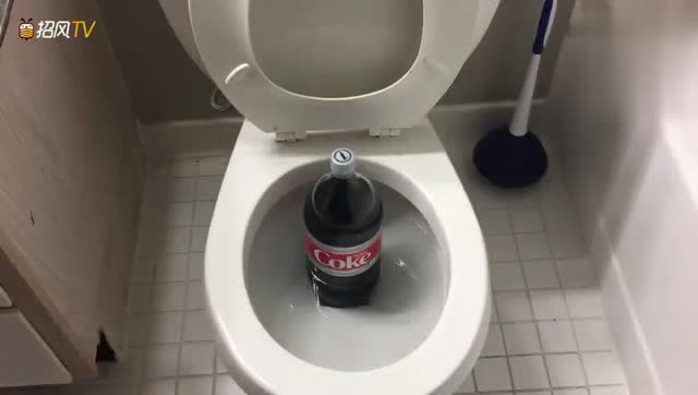 将大瓶可乐放进坐便器里,放入曼妥思会怎样