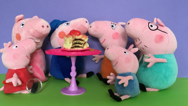 小猪佩奇一家人吃蛋糕的过家家玩具故事