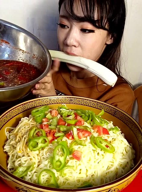 美女吃超辣方便面,吃货实在是太可怕了