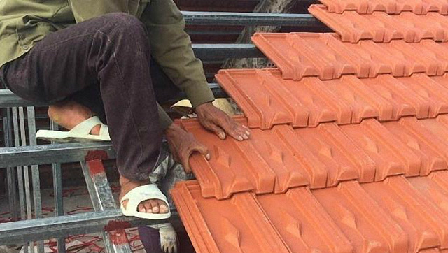 实拍工人给屋顶盖瓦片,听说这种房子冬暖夏凉,是真的吗?