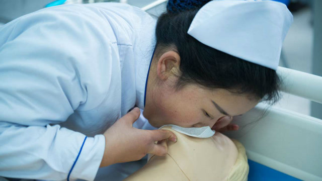 做人工呼吸是:吸气?还是吹气?做对才能救命!快来学习一下!