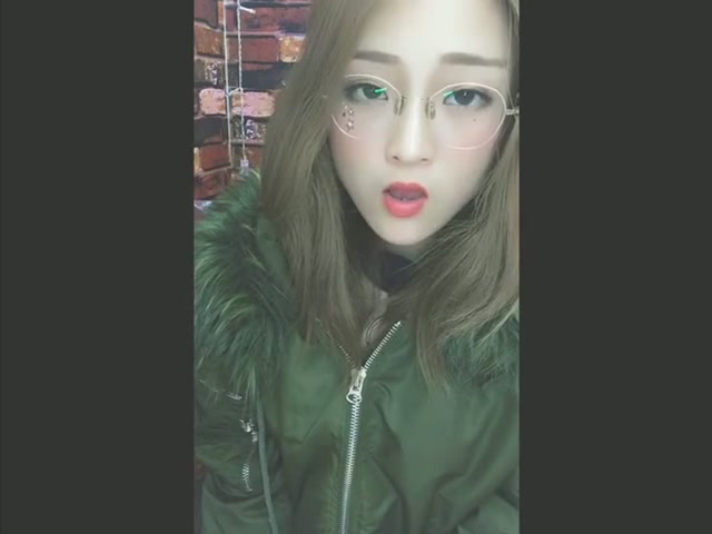 舌头舞我只服这个美女还能做出鲍鱼的形状