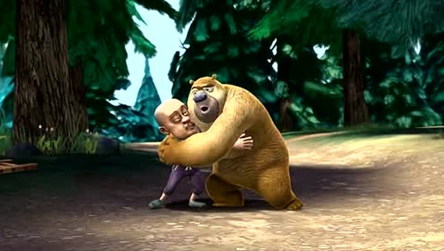 熊出没:熊二和光头强看到小鸟团聚,俩人感动的抱在一起!