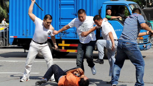 一群货车司机高速上打架,交警看完监控深感无奈,网友:太欺负人了!