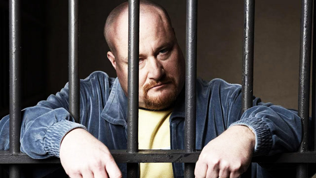 美国一男子差点把监狱吃怕,监狱长跪在地下求他别在吃了!