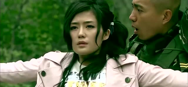《特种兵》毒枭光头佬暗藏手枪对特种兵开枪,不料妹妹出来挡子弹