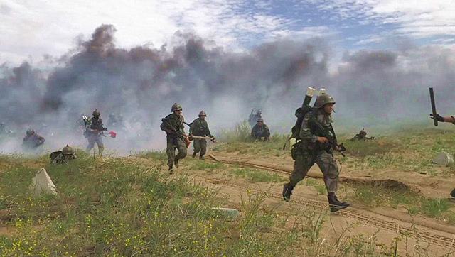 "跨越-2018 朱日和"演习 塞外草原上演红蓝立体攻防