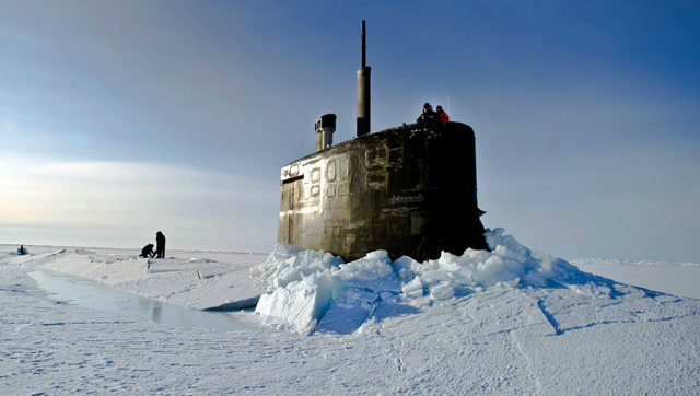 很罕见,潜艇在北极破冰浮出水面