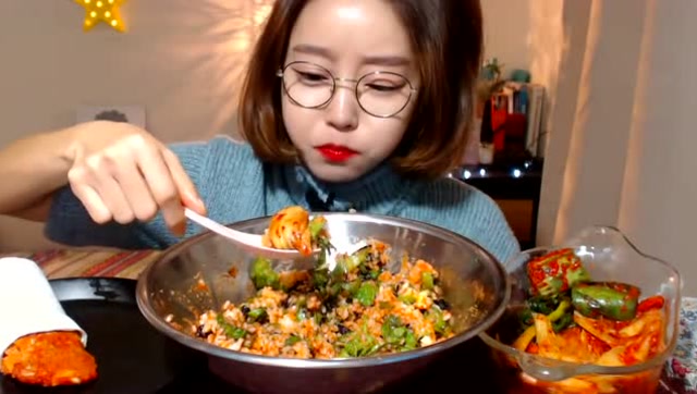 韩国大胃王欧尼美食吃播,新鲜青椒紫菜泡菜辣酱拌饭,特别重口味