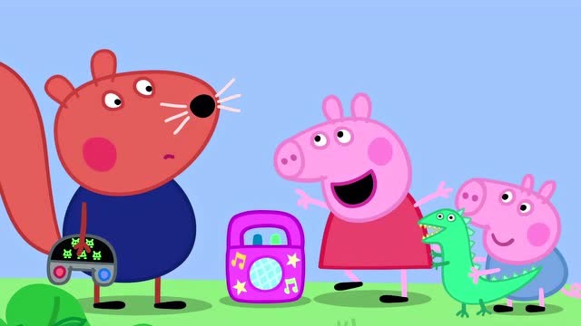 小猪佩奇和乔治拿着小音箱,想要交换小松鼠的游戏机