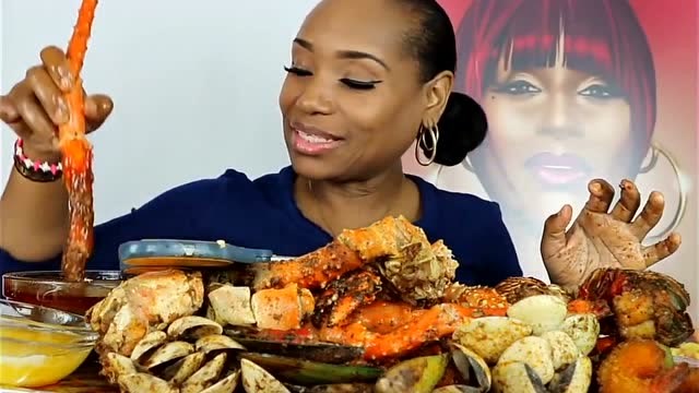 黑人阿姨吃帝王蟹和扇贝,满满的都是肉,吃的好香