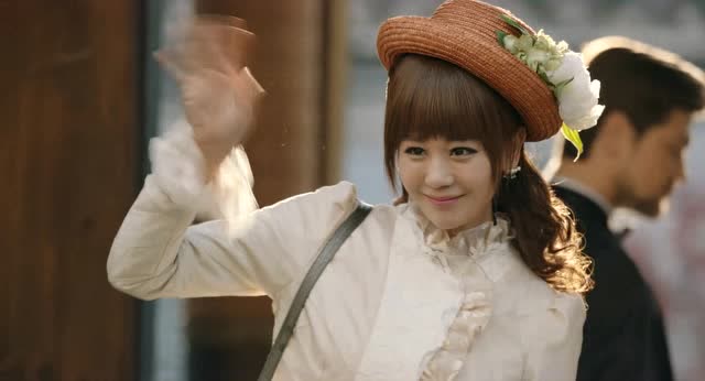 黄飞鸿和十三姨挽留不得,只能让她离开,黄麒英唉声叹气