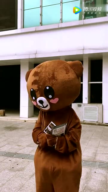 搞笑网红熊:终于看到了她的真面目,小姐姐长的可真甜啊