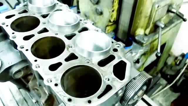 发动机气缸有磨损,镗缸镶套来修复,一般人还真做不来