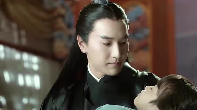 奶爸夜华,阿离的被他哄睡着,乖乖的躺在夜华的怀里