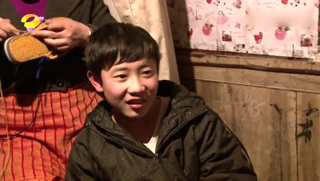 《变形计》电视坏了,周云峰拖着哥哥弟弟,来表演乡村版春晚