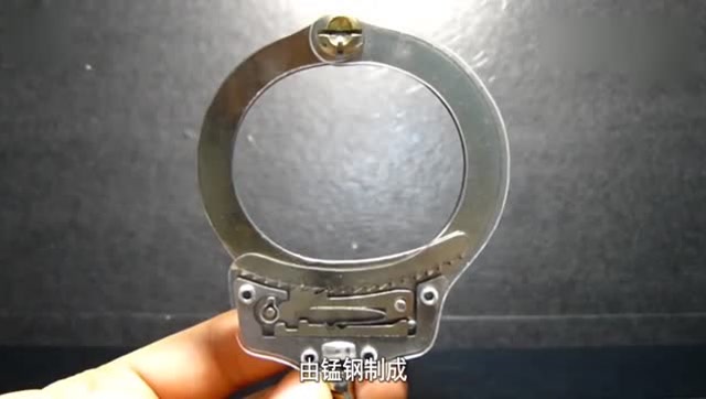 加压400兆帕的水有多可怕?看老外用警用手铐做的实验