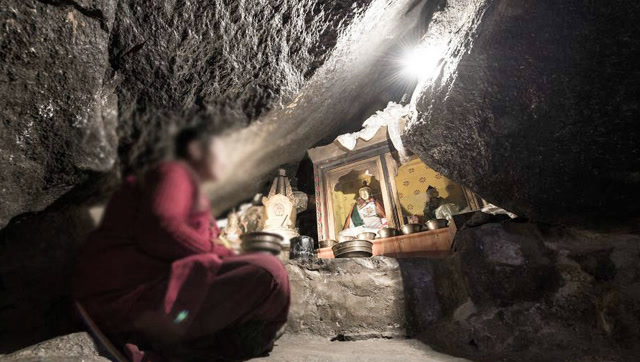 西藏闭关修行的僧人,山洞里打坐十几年不出来,竟用这种方式排泄?