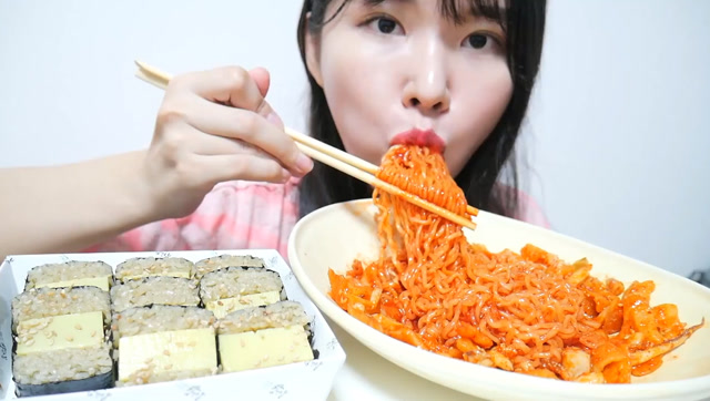 韩国女吃货吃火鸡面紫菜包饭发出咀嚼音吃得美滋滋