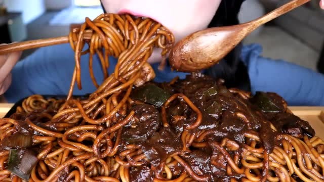 小姐姐吃黑豆炸酱面,这也太好吃了吧